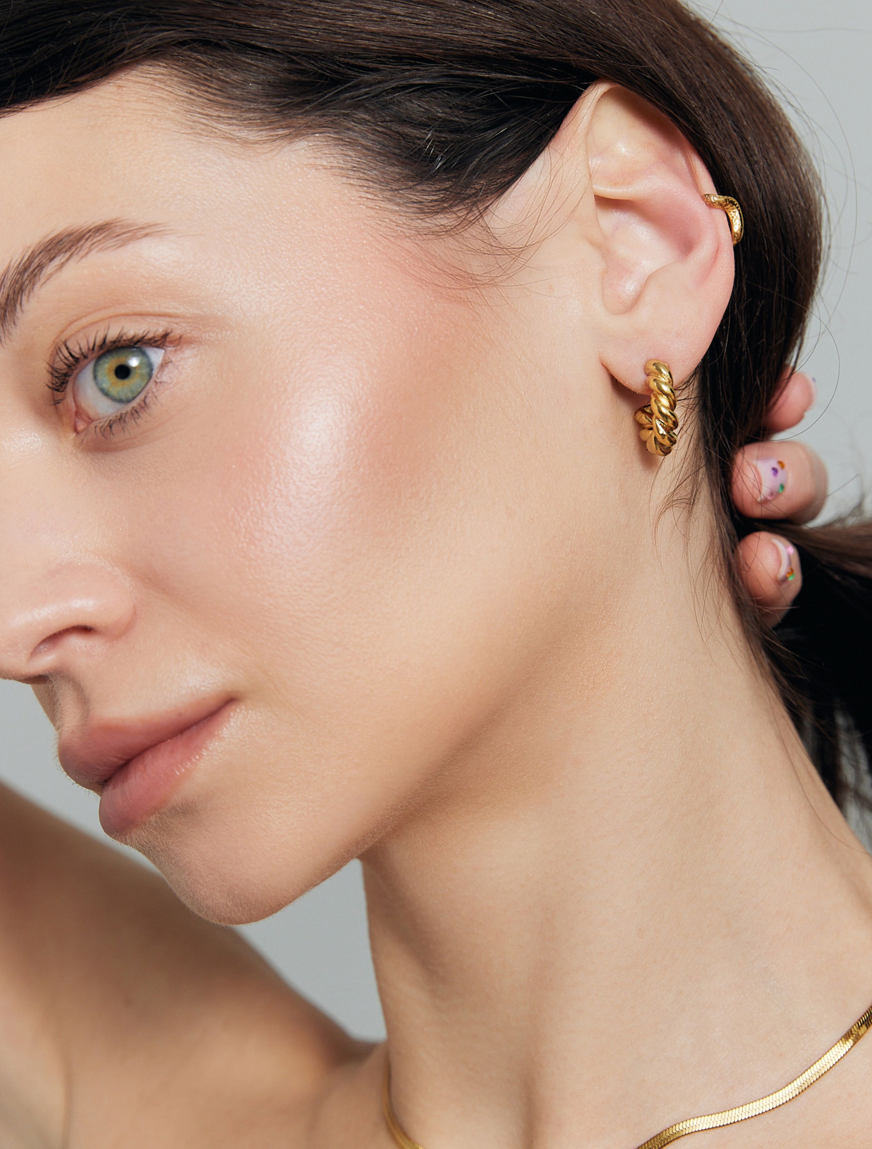 Złote kolczyki skręcane koła Croissant