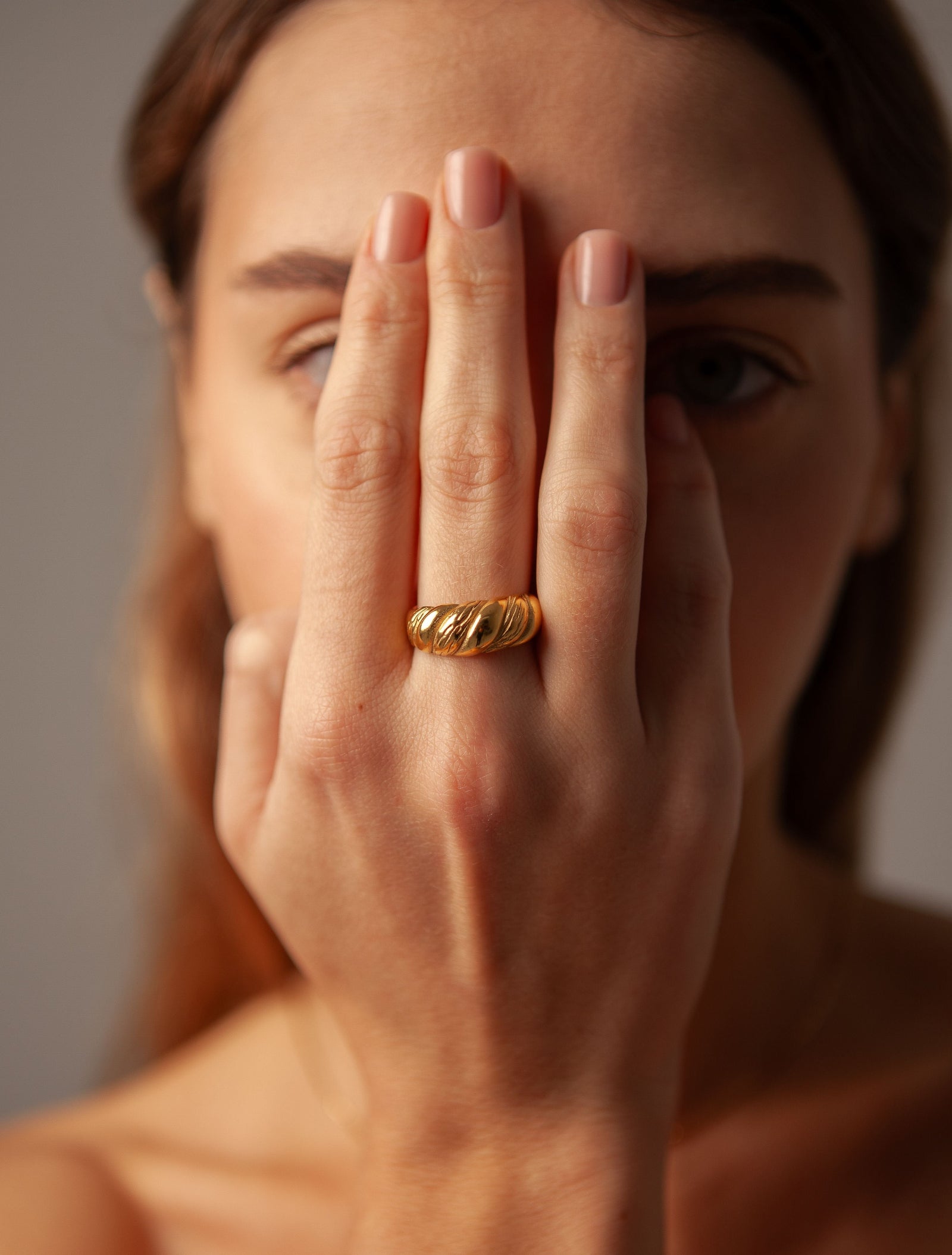 Złoty pierścionek z tłoczeniem Miami