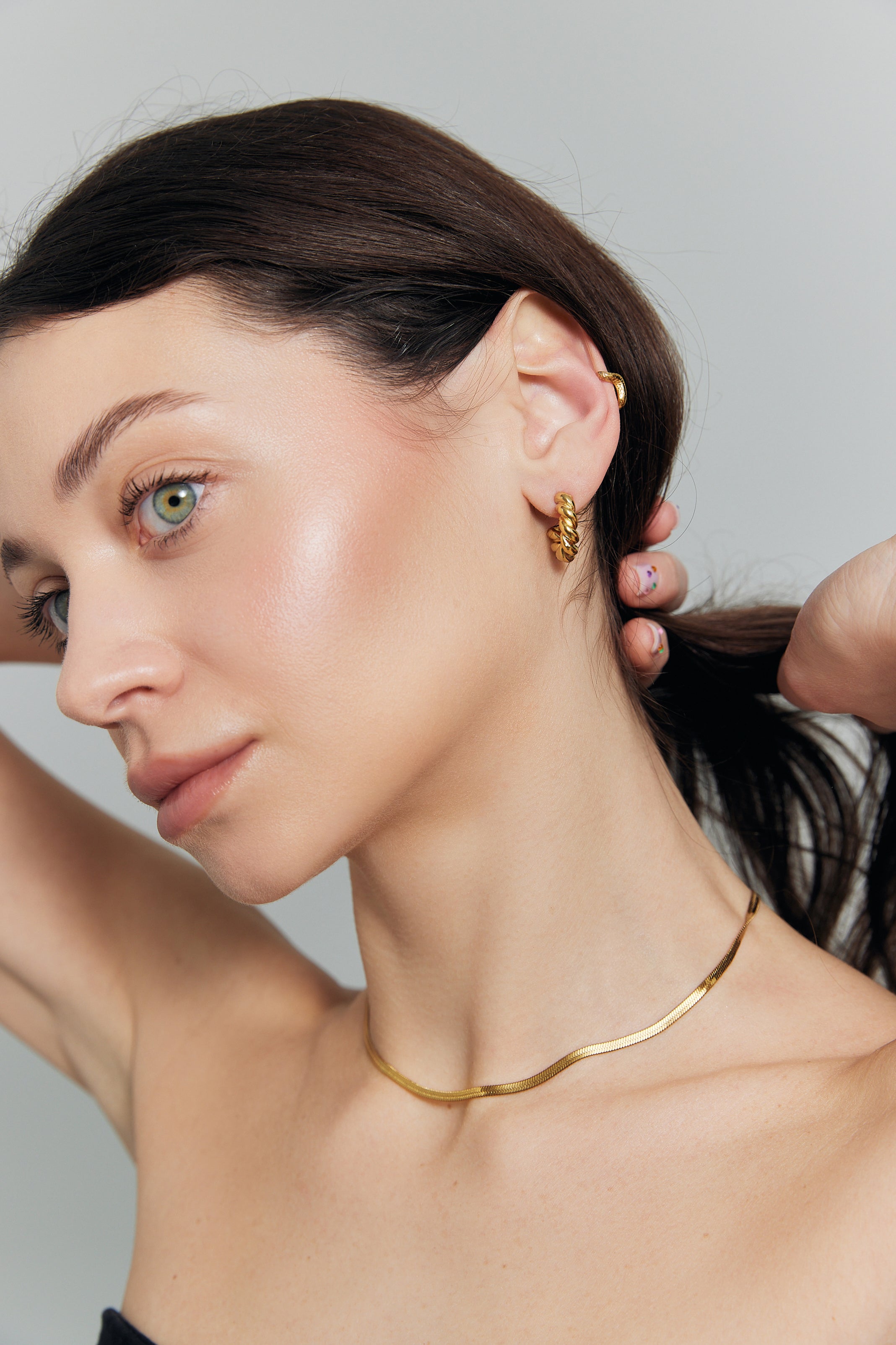 Złota falowana nausznica Mini